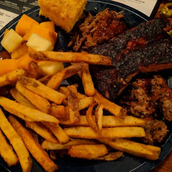 Dinosaur Bar-B-Que - Tres niños - Barbeque Near Me - Rochester, New York
