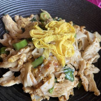 MaKiin - Stir-fried chicky pleasure - pad see ew - Thai Near Me - Houston, Texas