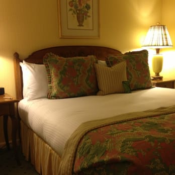 Sun Valley Resort - The king bedroom, dated and cozy - Ski Resorts Near Me - Sun Valley, Idaho Sun Valley Resort - The king bedroom, dated and cozy - Ski Resorts Near Me - Sun Valley, Idaho