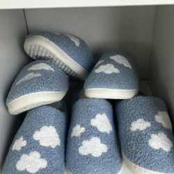TOLA - Comfy cloud slippers.