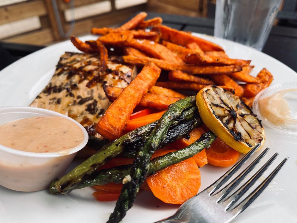 THE LEEKY CANOE PUB & EATERY Updated September 2024 86 Photos & 12