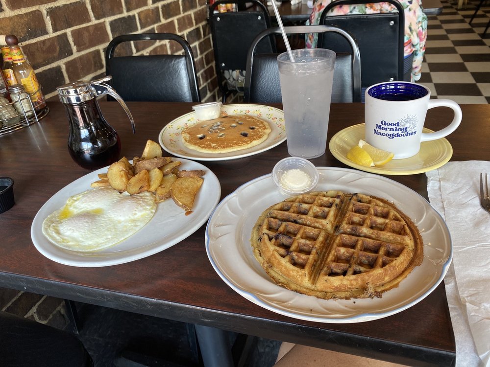 DOLLI’S DINER 160 Photos & 283 Reviews 116 S Pecan St, Nacogdoches