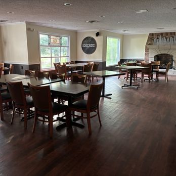 Uno Pizzeria & Grill - Family dining room (they weren't seating people in here when we went bc it was a slow weeknight) - Pizza Near Me - Porter, Indiana Uno Pizzeria & Grill - Family dining room (they weren't seating people in here when we went bc it was a slow weeknight) - Pizza Near Me - Porter, Indiana