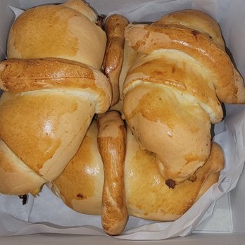 La Princesa Bakery - Bolillo relleno huevo con frijoles y hamon - Bakeries Near Me - Cudahy, California