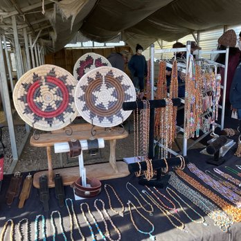 MANTERO スカーフ FLEA MARKET Multiple vendors sell purses and leather products. Open