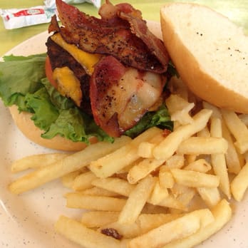 Discovery Cove - Beach burger with fries - Amusement Parks Near Me - Orlando, Florida Discovery Cove - Beach burger with fries - Amusement Parks Near Me - Orlando, Florida