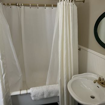 The Inn at 161 - Cute bathroom, tub, and shower - Hotels Near Me - Sutter Creek, California The Inn at 161 - Cute bathroom, tub, and shower - Hotels Near Me - Sutter Creek, California