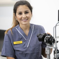 S:t Eriks Ögonsjukhus - Vid S:t Eriks Ögonsjukhus arbetar bland annat optiker med magisterexamen.