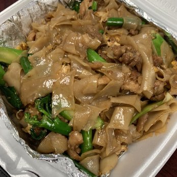 Singkawang Cafe - Pad See Ew with Chicken - Indonesian Near Me - El Monte, California Singkawang Cafe - Pad See Ew with Chicken - Indonesian Near Me - El Monte, California
