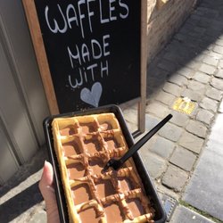 Pralifino - Brussels waffle with chocolate hazelnut sauce