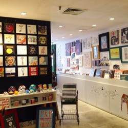 Stickeria - Visão geral da loja de Ipanema. Em exposição: quadros em Canvas, Posters em molduras, caveiras pinadas a mão e mais