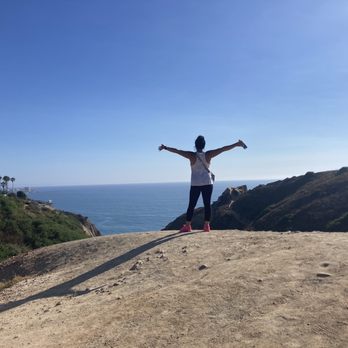 La Jolla Trail - At the beginning...we can do this! Wait! You can get down to the beach from here?!  That should've been our first clue. - Hiking Near Me - La Jolla, California