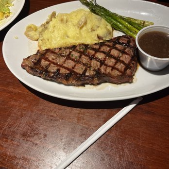 Houlihan's - Bars Near Me - Manhattan, Kansas