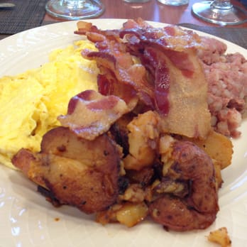 Hilton Garden Inn Charlottesville - Breakfast Eggs, Bacon, Taters & Corned Beef Hash - Hotels Near Me - Charlottesville, Virginia Hilton Garden Inn Charlottesville - Breakfast Eggs, Bacon, Taters & Corned Beef Hash - Hotels Near Me - Charlottesville, Virginia