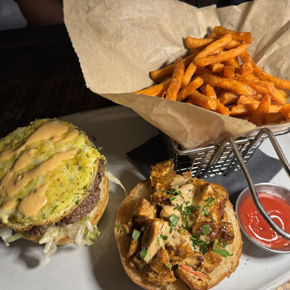 Le Chick - Burger - Cocktail Bars Near Me - Miami, Florida