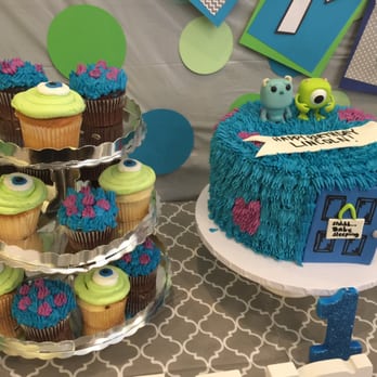 Delicious Bakery - Chocolate and vanilla cupcakes with buttercream frosting. - Cupcakes Near Me - Northridge, California