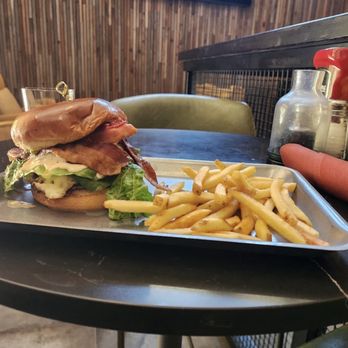 Scout Bar & Grill - Avocado burger - Juice Bars & Smoothies Near Me - Springdale, Utah Scout Bar & Grill - Avocado burger - Juice Bars & Smoothies Near Me - Springdale, Utah