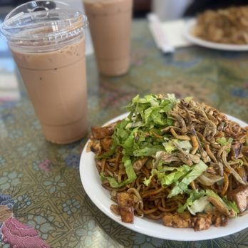 Curry Leaves Bistro - Malaysian teh (tea) tarik beverage with mee green - Malaysian Near Me - Pleasanton, California