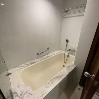 Discovery Suites - bath tub - Hotels Near Me - Pasig, NCR