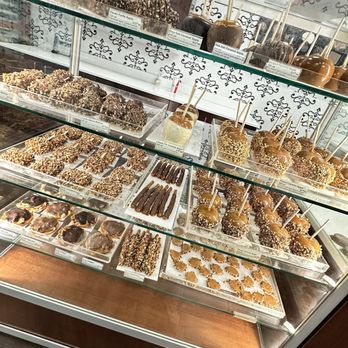 Kilwins Hyde Park - Chocolatiers & Shops Near Me - Chicago, Illinois