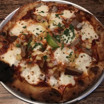 Crushed by Giants - Mejor pineapple pizza - Brewpubs Near Me - Chicago, Illinois