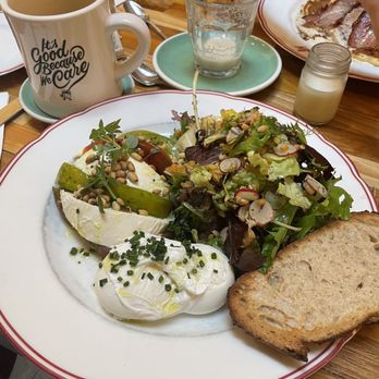 Holybelly - Heirloom tomato, Buffalo mozzarella and poached eggs special. - Breakfast & Brunch Near Me - Paris, 75