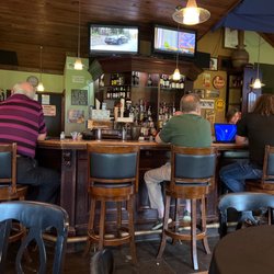 Kahill's Restaurant & Pub - Robust bar scene on a Monday afternoon