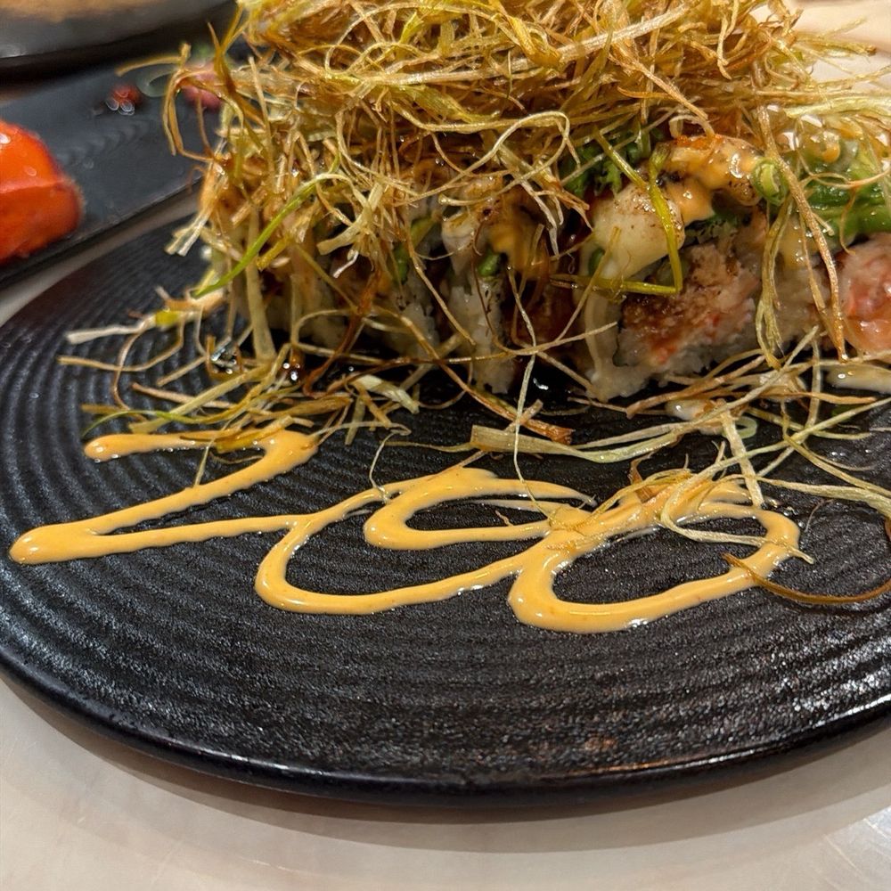 Fujiya - Zooshi roll. DF asparagus & anoki mushroom, Sp tuna, Crab, avo, Salmon, Albacore, Garlic and spicy aoli, Tobiko, Grn onion, Crisp leeks. - Japanese Near Me - Elk Grove, California