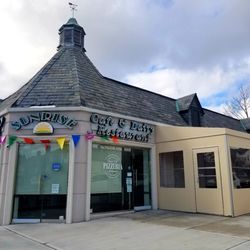 Sunrise Pizzeria & Cafe - Outside