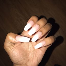 Ombré nails applied with powder