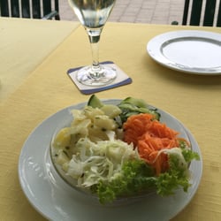 Gasthaus Binder - Gemischter Salat , alles frisch und nicht gezuckert , wie es n Wien so üblich ist , sehr gut