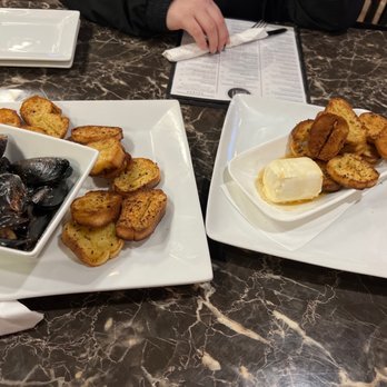 Social House 227 - Mussels & Goat Cheese - New American Near Me - Warrenton, Missouri