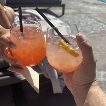 Rosewood Sand Hill - Drinks by the pool - Hotels Near Me - Menlo Park, California
