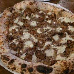 Funghi E Saliccia Pizza