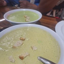 Baja Salads - La sopa esta muy rica. Los crutones son de muestra. Si quieres más pagas extra.
