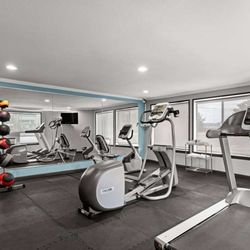 Days Inn by Wyndham Lakewood South Tacoma - Health club fitness center gym