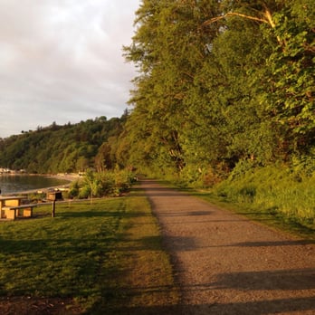 Ed Munro Seahurst Park - Trail leading down the beach - Parks Near Me - Burien, Washington