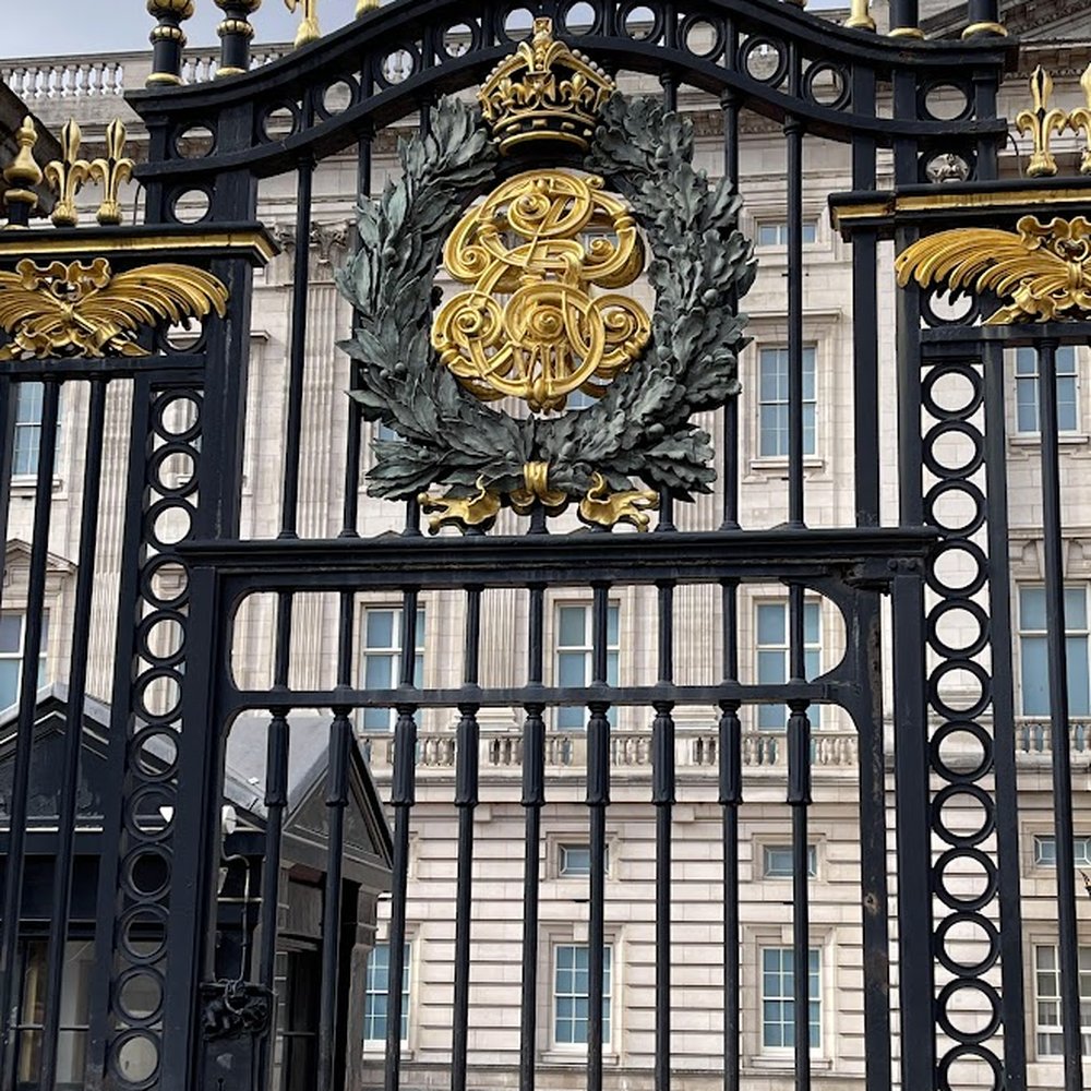 Buckingham Palace - The gates outside the front are quite imposing - Landmarks & Historical Buildings Near Me - London, XGL