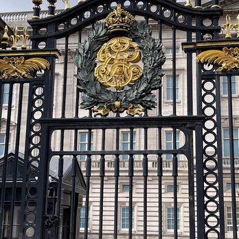 Buckingham Palace - The gates outside the front are quite imposing - Landmarks & Historical Buildings Near Me - London, XGL