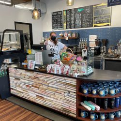 Roundabout Books - Locally-sourced espresso, tea, baked goods and sandwiches.