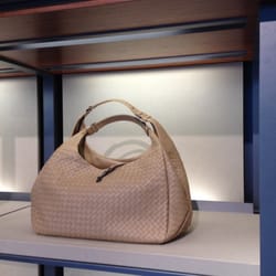 Bottega Veneta - En av Bottega Venetas tidløse damevesker i klassisk intrecciato flettingsmønster
