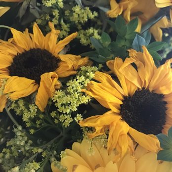 The Flowerman - Looked like this 24 hours after receiving. - Florists Near Me - Pasadena, California The Flowerman - Looked like this 24 hours after receiving. - Florists Near Me - Pasadena, California