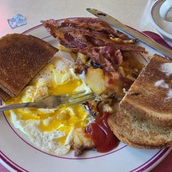 The Cutchogue Diner - 2 eggs over easy with bacon, homefries and rye toast.