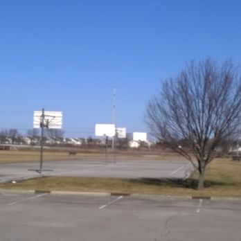 Summerfield Park - basketball courts near the entrance - Parks Near Me - Greenwood, Indiana Summerfield Park - basketball courts near the entrance - Parks Near Me - Greenwood, Indiana