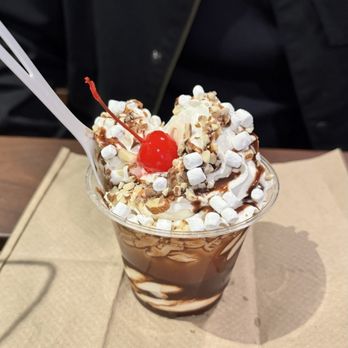 Gott's - Rocky roadside sundae! - Burgers Near Me - Los Angeles, California