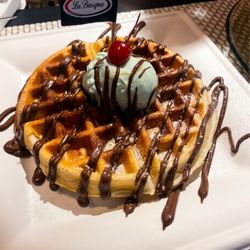 La Basque Curitiba - Crepes & Sorvetes Premium - Waffle Nutella com Sorvete La Basque de Menta