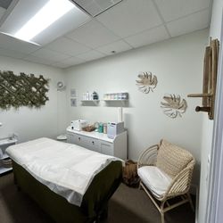 Allure Waxing Studio - Comfortable studio- intimate. 1-1 privacy and comfort. Luxurious, Florida vibes.
