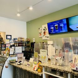 Lucky Tea & Sushi Cafe - Cute interior