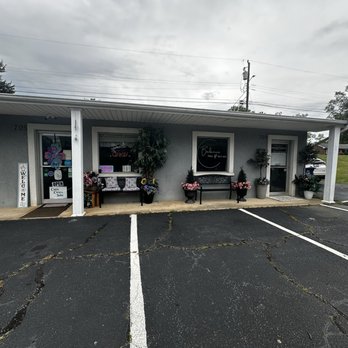 Cuttin Corners Salon - Different look from Main street - Hair Salons Near Me - Randleman, North Carolina