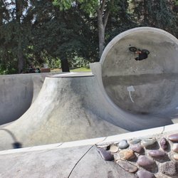 Tautphaus Park - Really sick skAtepark super easy to get pitted on the wind was hitting north to northwest so the waves were absolutely pumping
